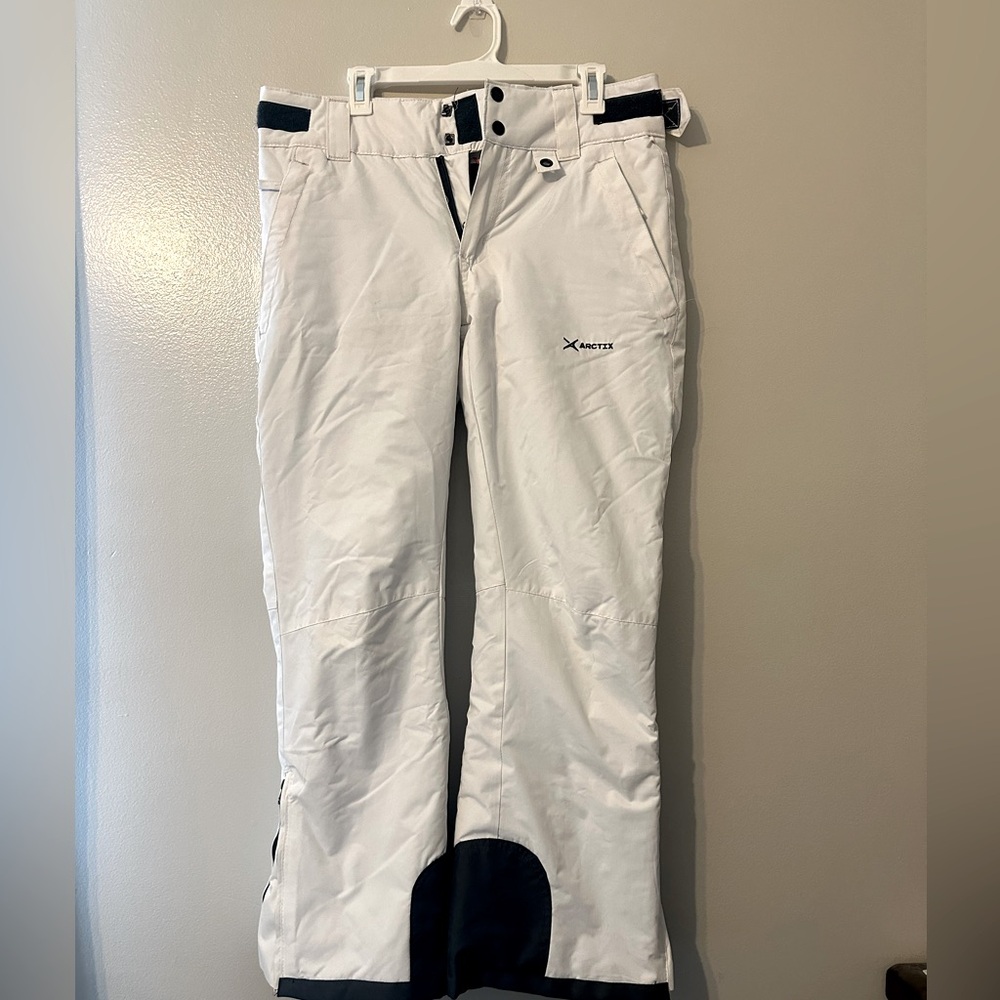 Women’s snow pants.